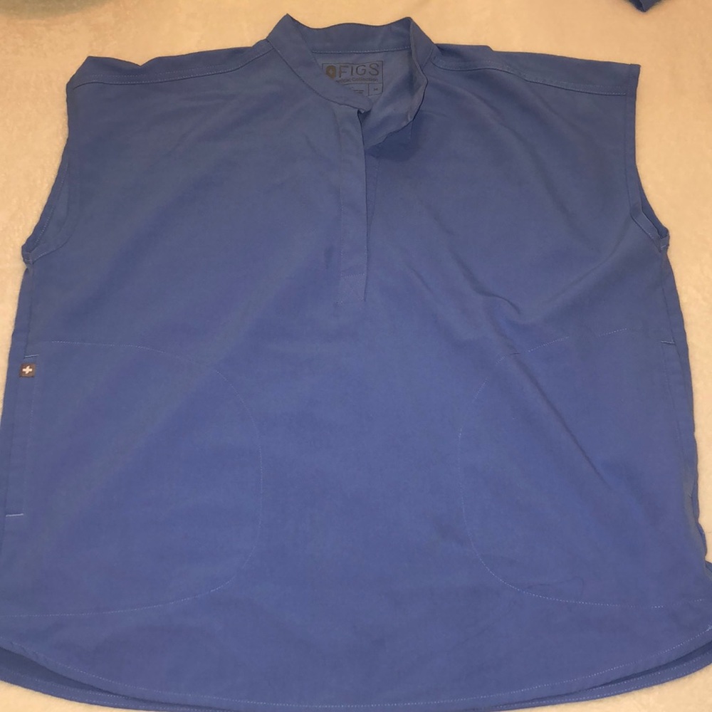 Ceil blue Figs scrub top